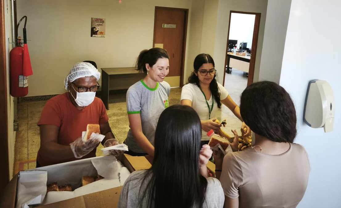Servidores voluntários se revezaram para fazer a entrega dos lanches diariamente Servidores voluntários se revezaram para fazer a entrega dos lanches diariamente