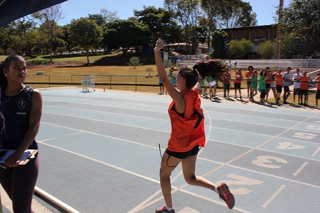 Yasmin Gabrielly comemora o 1º lugar nos 800 metros Yasmin Gabrielly comemora o 1º lugar nos 800 metros