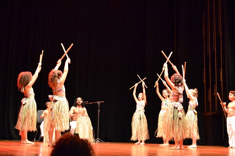 Apresentação cultural das crianças do Espaço Vila Esperança