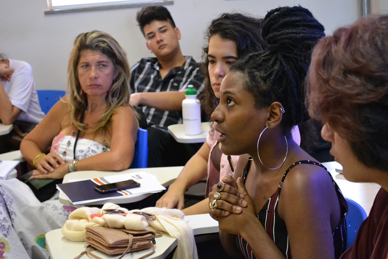 Estudante da UFF, Caroline Meirelles, conduz o debate